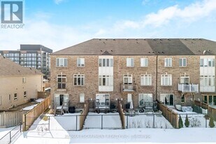 2419 Baronwood Dr in Oakville, ON - Building Photo