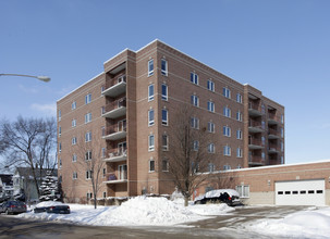 Meridian East in Des Plaines, IL - Building Photo - Building Photo