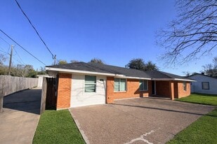 5105 Oak Ave in Pasadena, TX - Building Photo