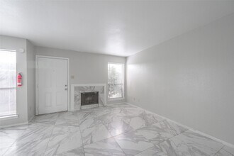 6633 W Airport Blvd in Houston, TX - Building Photo - Building Photo