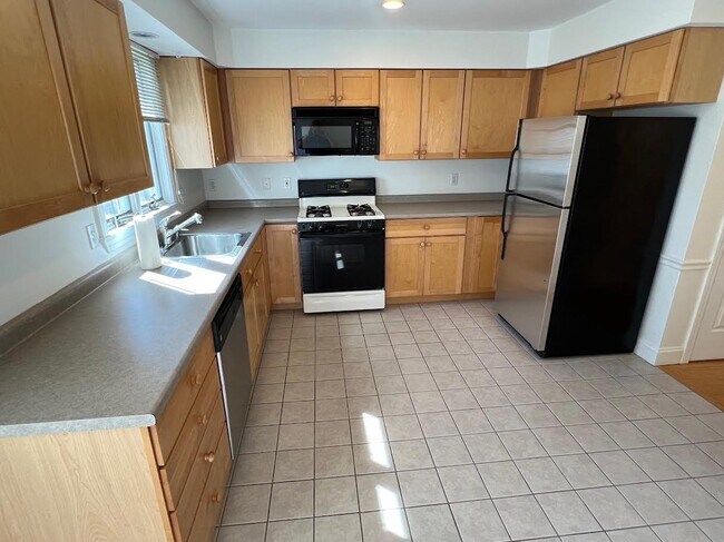 86 Chapel St, Unit 1 in Newton, MA - Foto de edificio - Building Photo