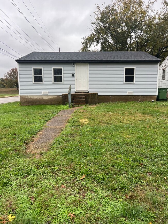 property at 806 E 14th St