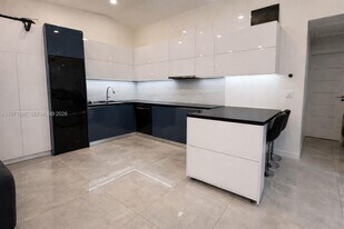 500 NE 3rd St in Hallandale Beach, FL - Building Photo