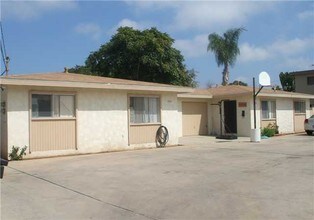 1474 Hemlock Ave in Imperial Beach, CA - Foto de edificio - Building Photo