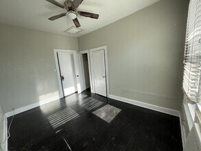 200 E Dewey Pl in San Antonio, TX - Building Photo - Building Photo
