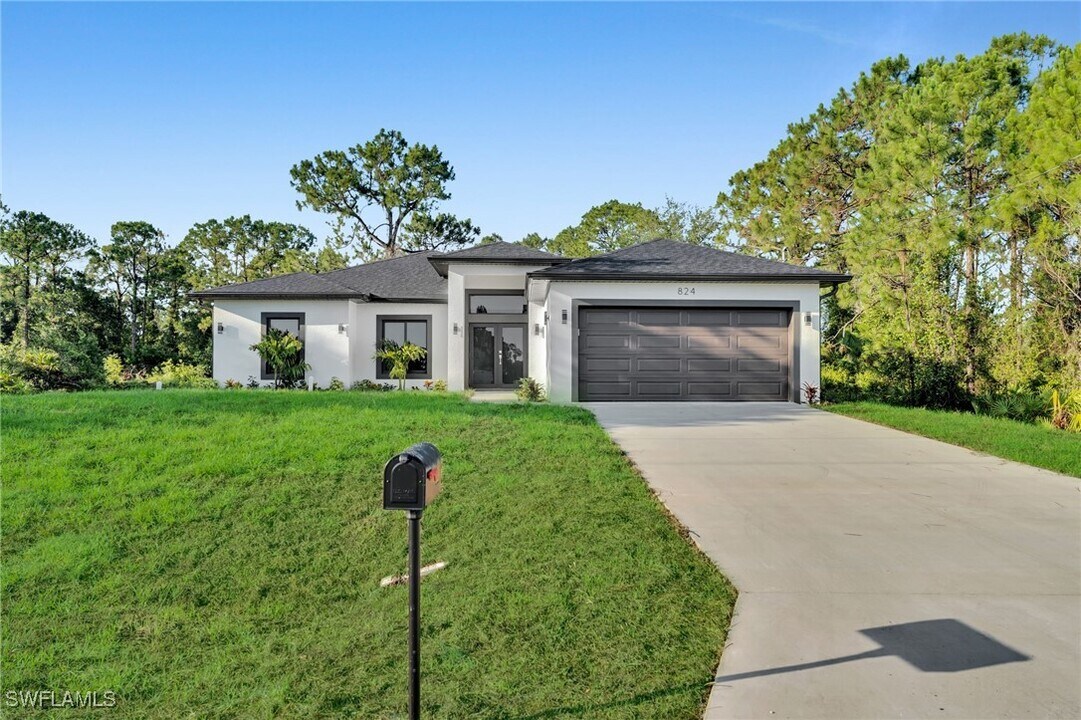 824 Calumet St E in Lehigh Acres, FL - Foto de edificio