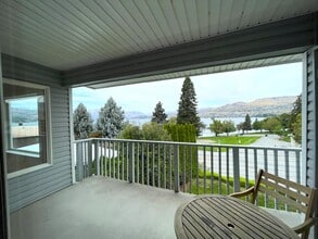 2307 W Woodin Ave in Chelan, WA - Foto de edificio - Building Photo