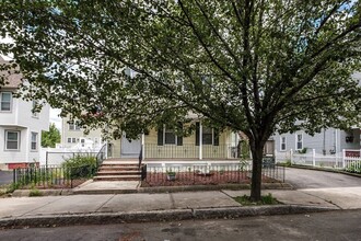 18 Chestnut St, Unit #1 in Everett, MA - Building Photo - Building Photo