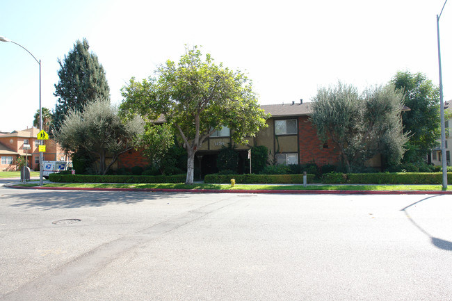 1470 E Wilson Ave in Glendale, CA - Foto de edificio - Building Photo