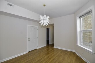 2145 W Chicago Ave in Chicago, IL - Foto de edificio - Building Photo