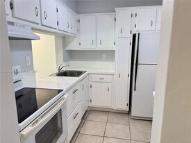 7535 N Kendall Dr in Miami, FL - Building Photo