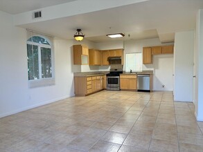 14622 Gilmore St-Unit -101 in Los Angeles, CA - Building Photo - Building Photo
