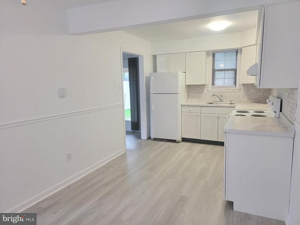 91 Hampshire Rd in Gloucester Township, NJ - Building Photo