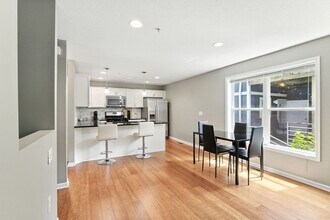 2424 Lyndale Ave S in Minneapolis, MN - Building Photo - Building Photo