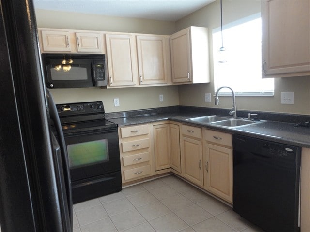 2058 River Birch Dr in Amelia, OH - Building Photo - Building Photo