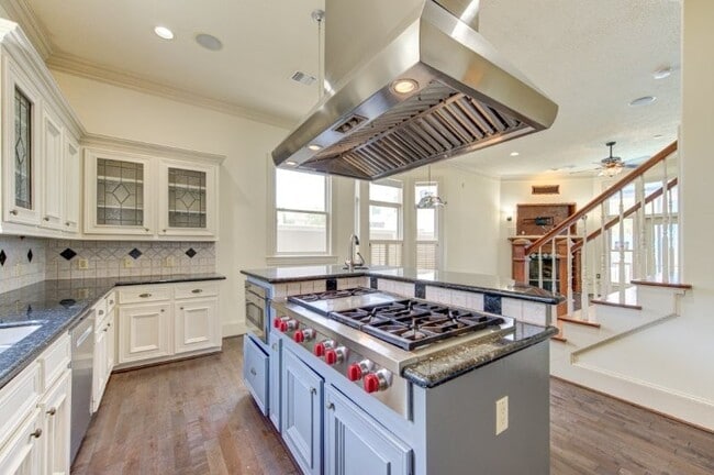 property at 122 Vieux Carre Dr