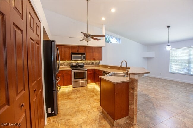 9511 Cypress Dr N in Ft. Myers, FL - Foto de edificio - Building Photo