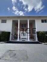 1040 Crystal Lake Dr in Pompano Beach, FL - Building Photo