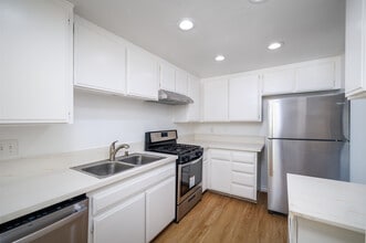 Sunset Drive Apartments in Escondido, CA - Foto de edificio - Interior Photo