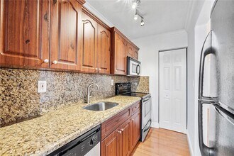 300 Madeira Ave, Unit 201 in Coral Gables, FL - Building Photo - Building Photo