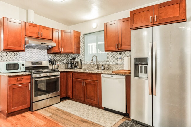 1519 W 37th Pl in Los Angeles, CA - Foto de edificio - Building Photo