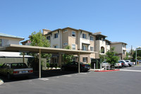 Via Roble Apartments in Escondido, CA - Foto de edificio - Building Photo