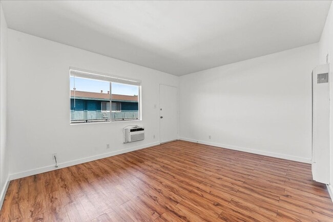 7733 Laurel Canyon Blvd in Los Angeles, CA - Building Photo - Building Photo