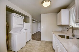 554 S Douglas St, Unit Top Floor in Salt Lake City, UT - Building Photo - Building Photo