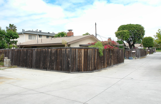 677 Victoria St in Costa Mesa, CA - Building Photo - Building Photo