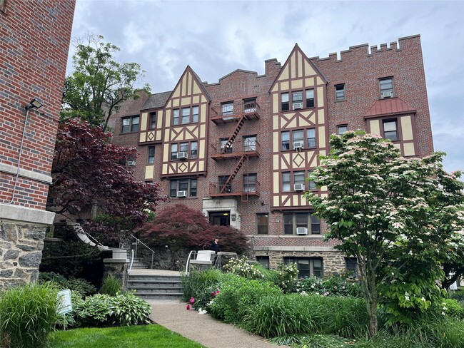 604 Tompkins Ave in Mamaroneck, NY - Building Photo - Building Photo