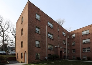 Manor Circle Apartments in Takoma Park, MD - Foto de edificio - Building Photo