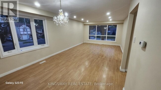 2401 Amblecote Ln in Burlington, ON - Building Photo - Building Photo