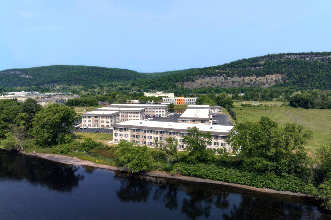 114 Riverside Dr in Matamoras, PA - Building Photo