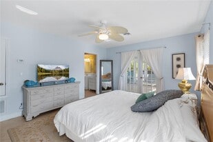 7860 Holiday Dr in Sarasota, FL - Building Photo