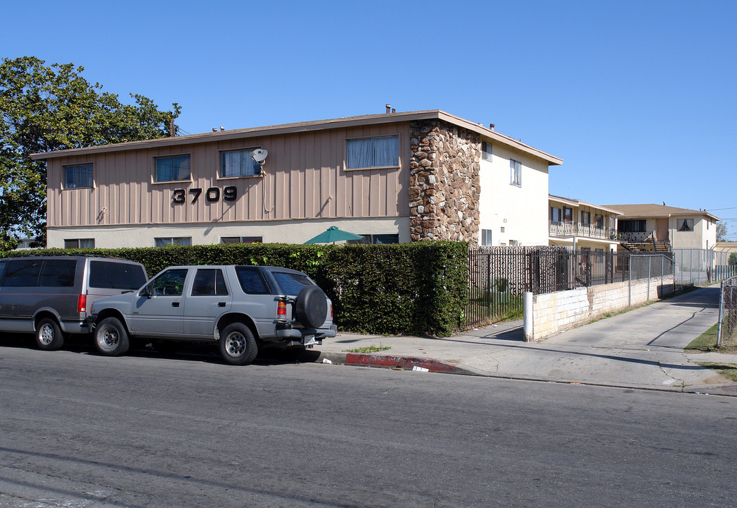 3709 W 104th St in Inglewood, CA - Building Photo