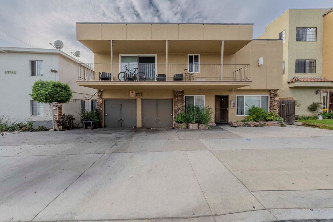 1711 Coronado Ave in Long Beach, CA - Building Photo