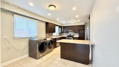 208 Meadows Blvd in Mississauga, ON - Building Photo - Building Photo