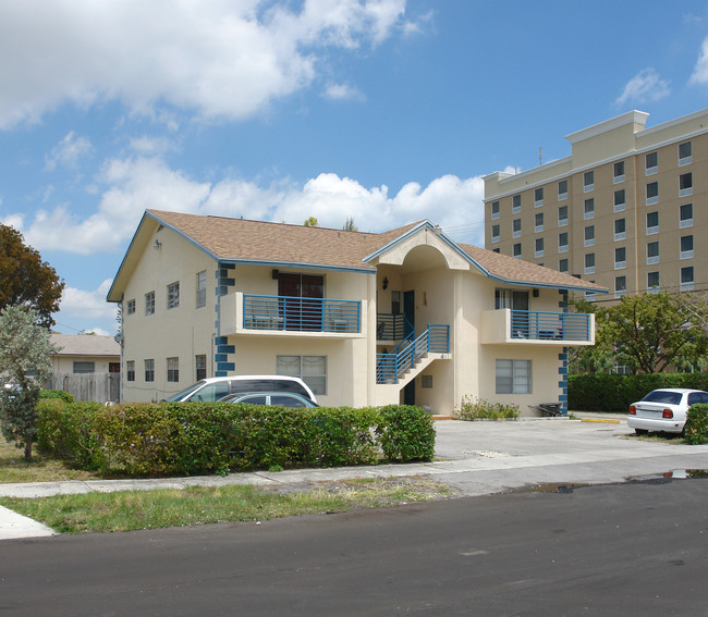 401-411 SE 10th St in Hallandale Beach, FL - Building Photo - Building Photo