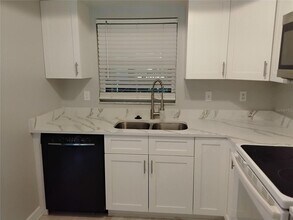 1100 E Bay Dr, Unit 82 in Largo, FL - Building Photo - Building Photo