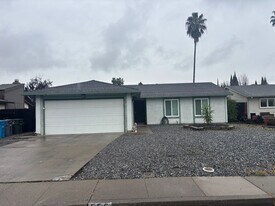 556 Gregory Dr in Vacaville, CA - Building Photo