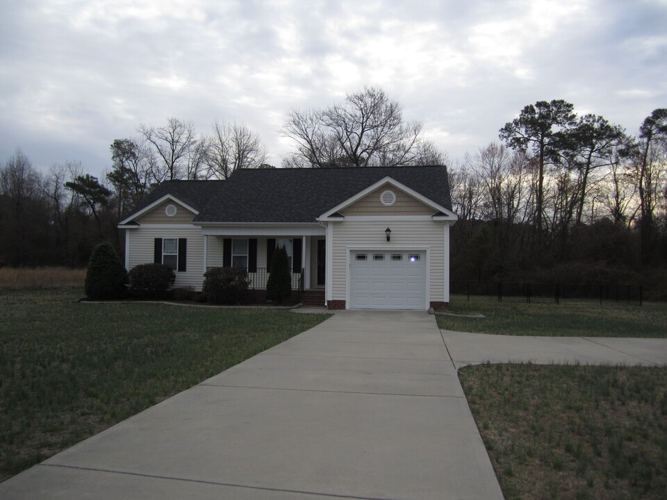 104 Second Base Ct in Kenly, NC - Building Photo