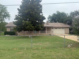 129 Forest Cir in Kerrville, TX - Building Photo