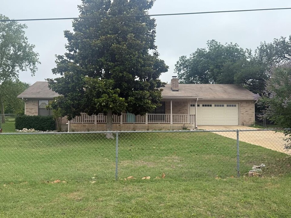 129 Forest Cir in Kerrville, TX - Building Photo