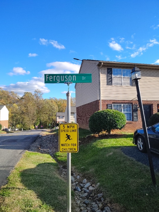 4 Ferguson Dr in Lynchburg, VA - Building Photo