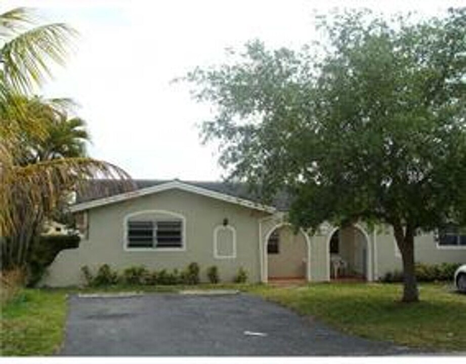 10620 NW 37th St in Coral Springs, FL - Building Photo