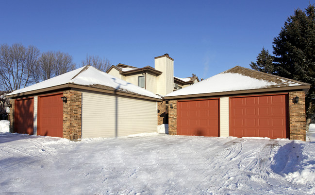 2057 Parkside Dr in St. Paul, MN - Foto de edificio - Building Photo