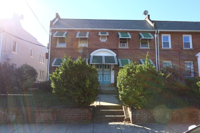 909 Quincy St NE