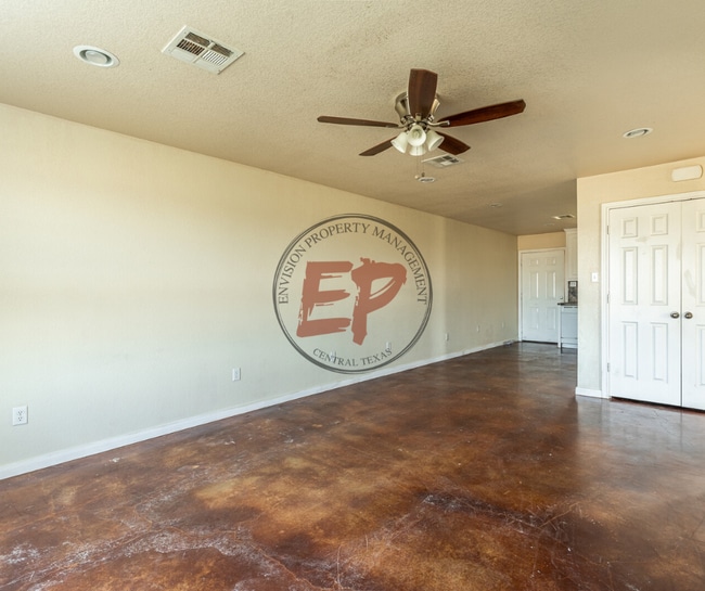 2824 Jerry Mashek Dr in West, TX - Building Photo - Building Photo