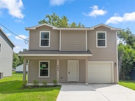 304 N Orange St in Sweeny, TX - Building Photo