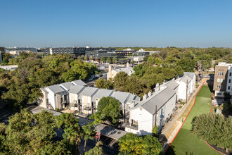 Townhollow Apartments in Austin, TX - Foto de edificio - Building Photo